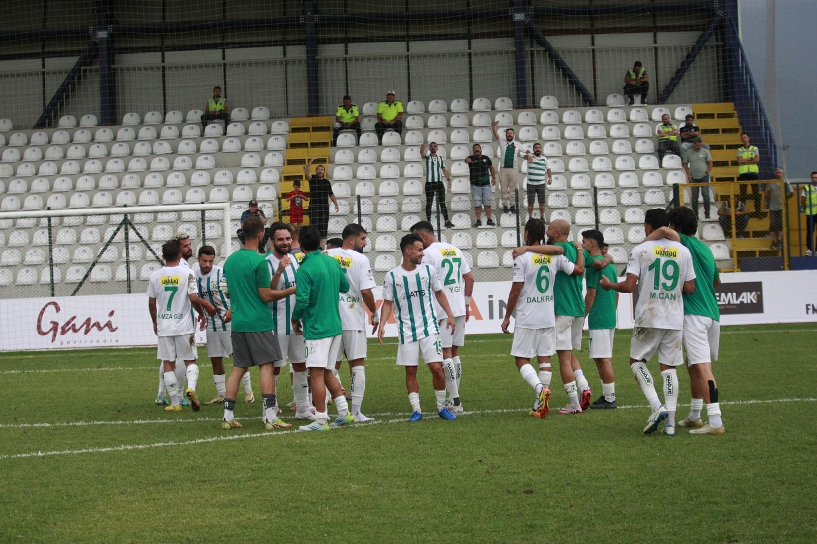 Bursaspor galibiyeti 6 taraftarla kutlayabildi! İlk yarının ardından tribünler boşaltıldı...