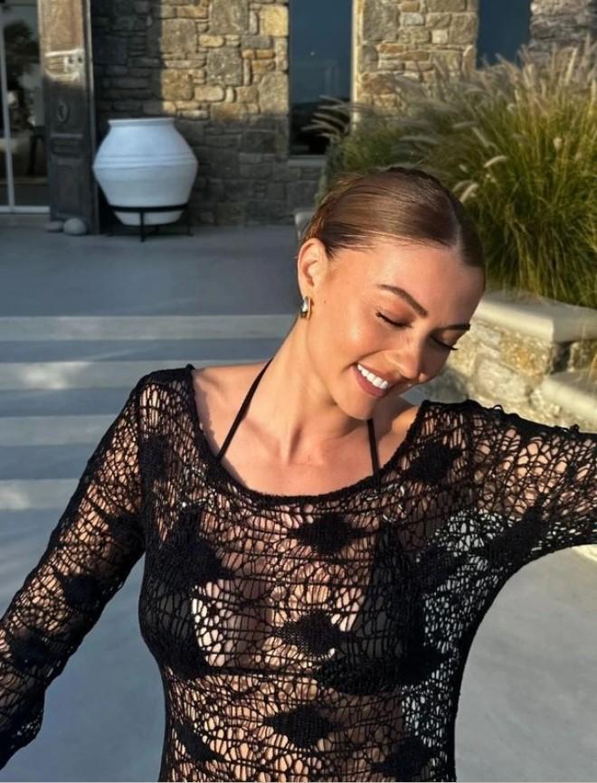 Burcu Özberk'ten tatil pozları! Dünyanın en güzel kadını