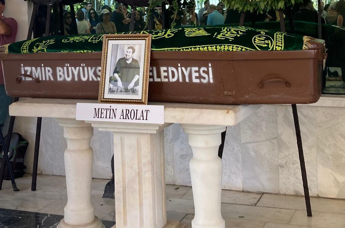 Metin Arolat'a acı veda! İzmir'de cenaze namazı kılınıyor