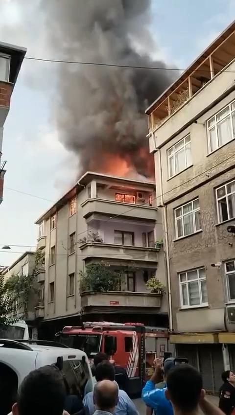 Çatı yangını daireye sıçradı; 2 kişi yaralandı