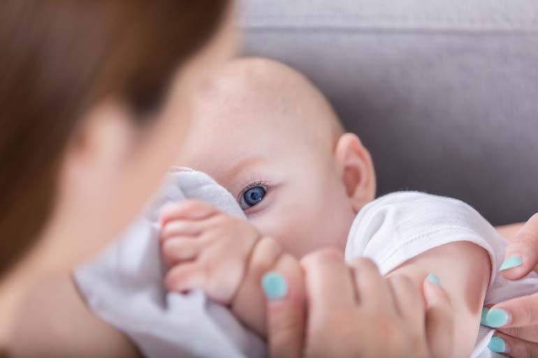 Bebeklerin gelişimi için en iyi besin kaynağı: ‘Anne sütü’