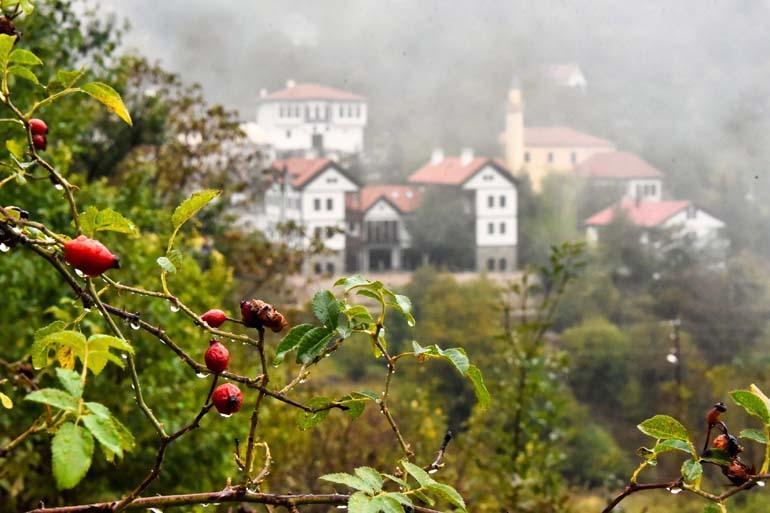 Tarihi Süleymaniye Mahallesi'nde sisli sonbahar güzelliği