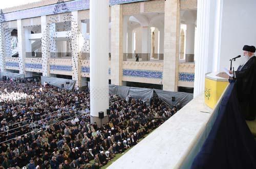 Dünyanın gözü Tahran'daydı! Hutbeyi silahla verdi, intikam yemini etti