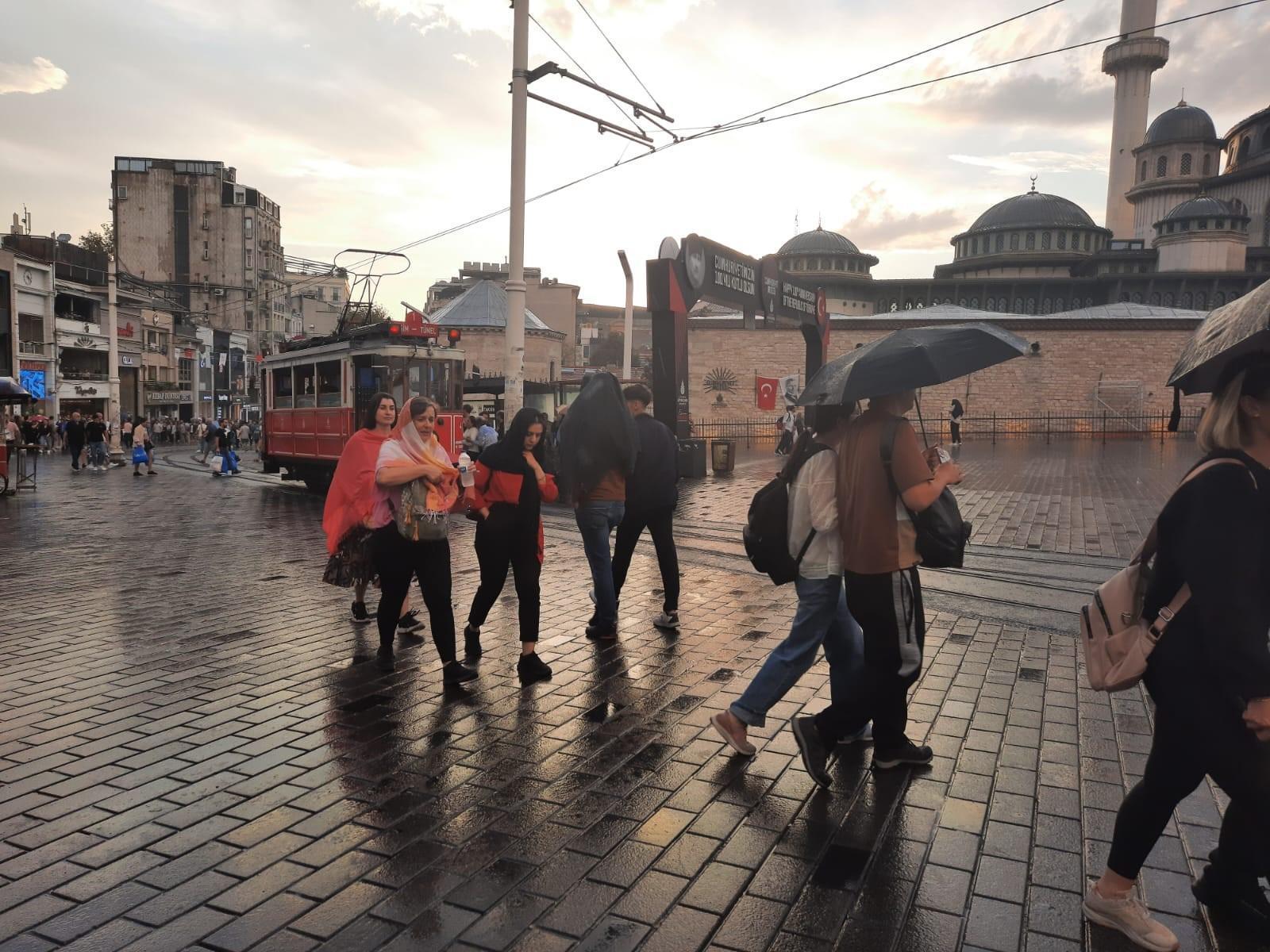 Meteoroloji uyarmıştı! Aniden bastıran yağmur vatandaşlara zor anlar yaşattı