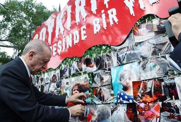 Cumhurbaşkanı Erdoğan, 'Soykırımın Gölgesinde Geçen Bir Yıl' sergisini gezdi