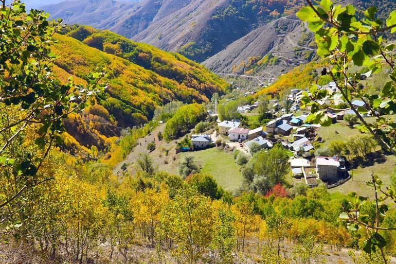 Gümüşhane dağları sonbaharın büyüleyici renkleriyle bezendi