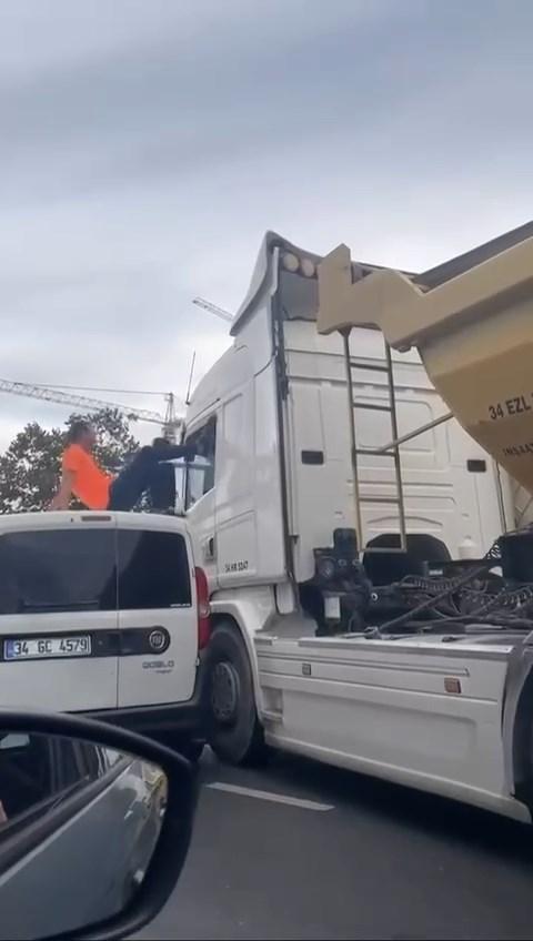 Tartıştığı TIR şoförüne yetişmek için aracının üzerine çıktı