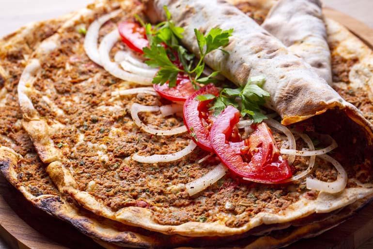 Evde Çıtır Çıtır Lahmacun Yapmanın Püf Noktası! Bunu Yaparsanız Lezzeti Arşa Çıkıyor