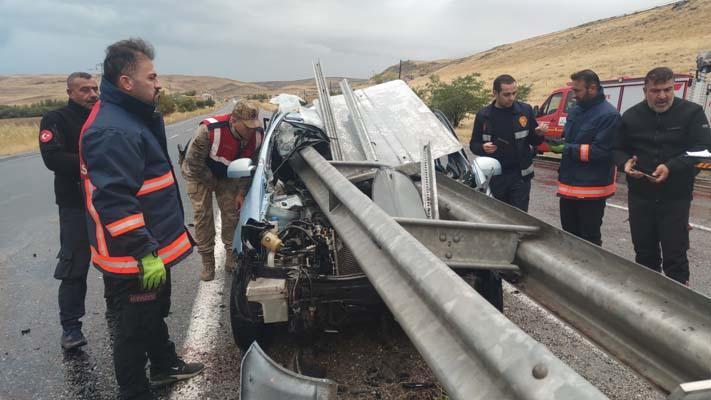 Sürücü, bariyere saplanan otomobilden sağ çıktı