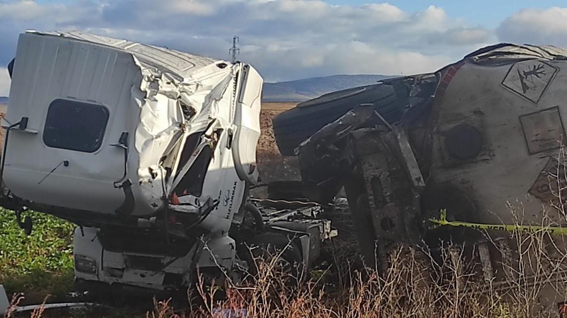 Çorum'da tanker ile minibüs çarpıştı; Ölü ve yaralılar var...