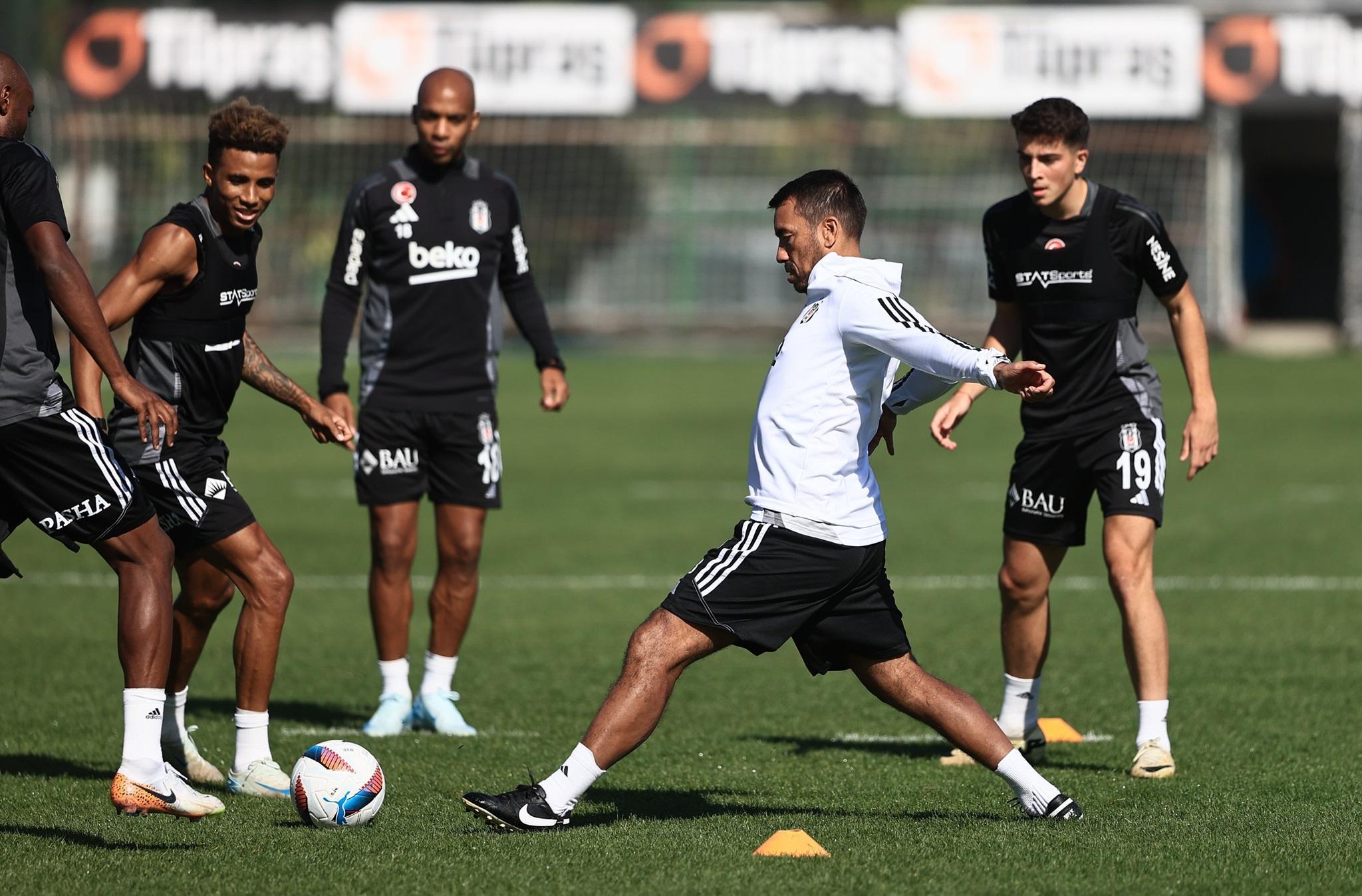 Beşiktaş teknik patronu Van Bronckhorst'tan, Konyaspor maçı öncesi son toplantı!