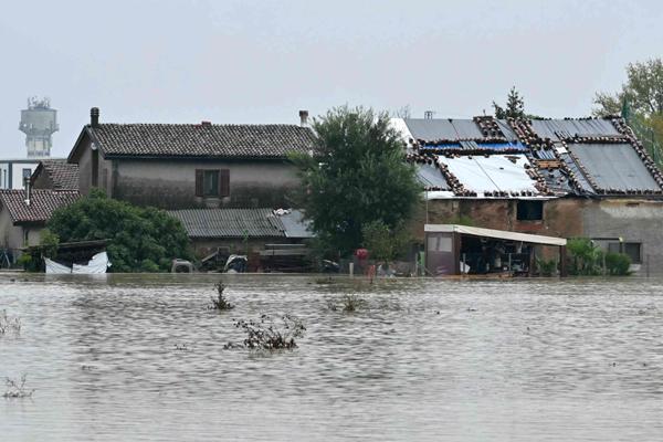 İtalya sele teslim: Evlerinizden çıkmayın