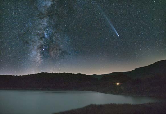 Nemrut Krater Gölü’nde Atlas kuyruklu yıldızı görüntülendi