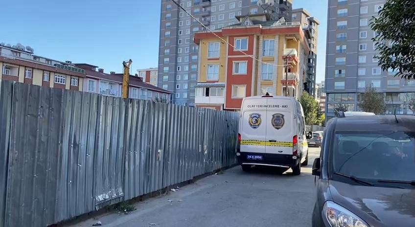 Bağcılar'da panik dolu anlar! Tadilat için çatıya çıkan usta hemen polisi aradı