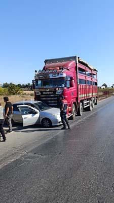 Kamyon önüne aldığı otomobili 500 metre sürükledi