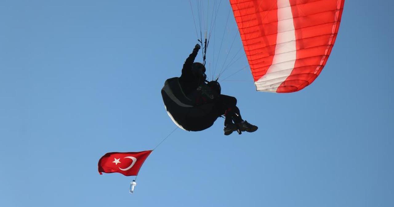 Türk bayraklarıyla dağın zirvesinden gökyüzüne süzüldüler: “İstikbal göklerdedir”