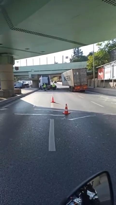 Bakırköy'de yine TIR üst geçite çarptı!