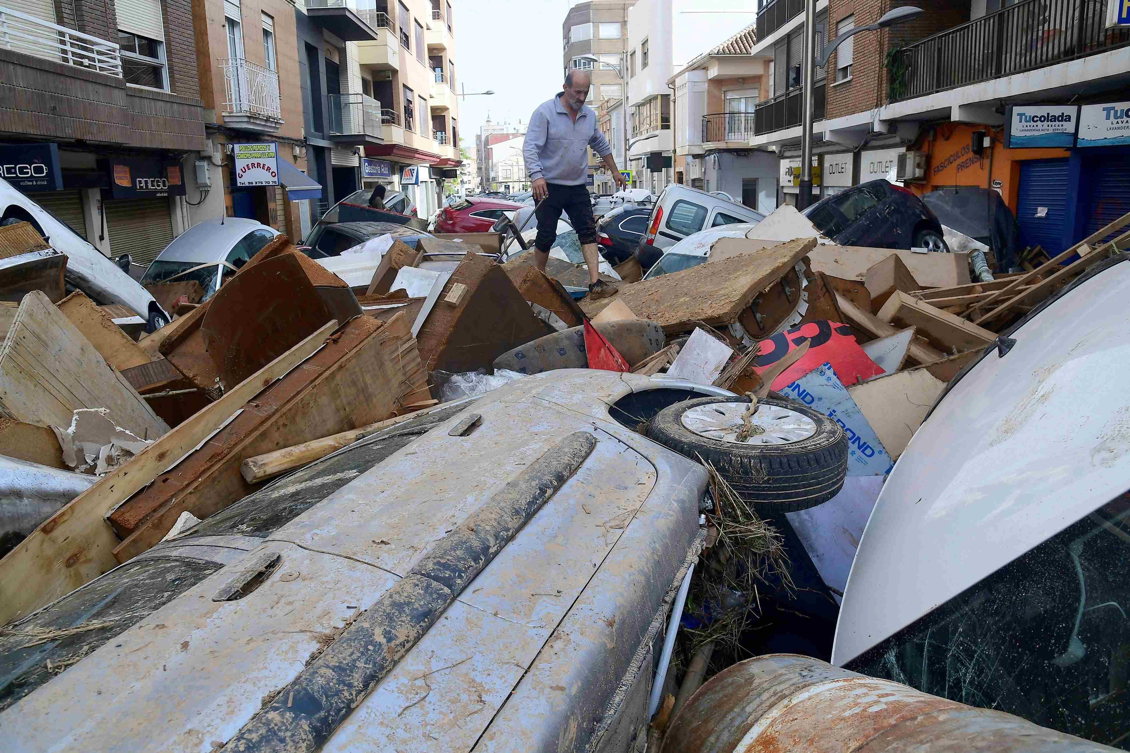 İspanya'yı vuran sel felaketinin izleri fotoğraflara yansıdı: 8 saatte yıktı geçti! 95 can kaybı, kayıplar var...