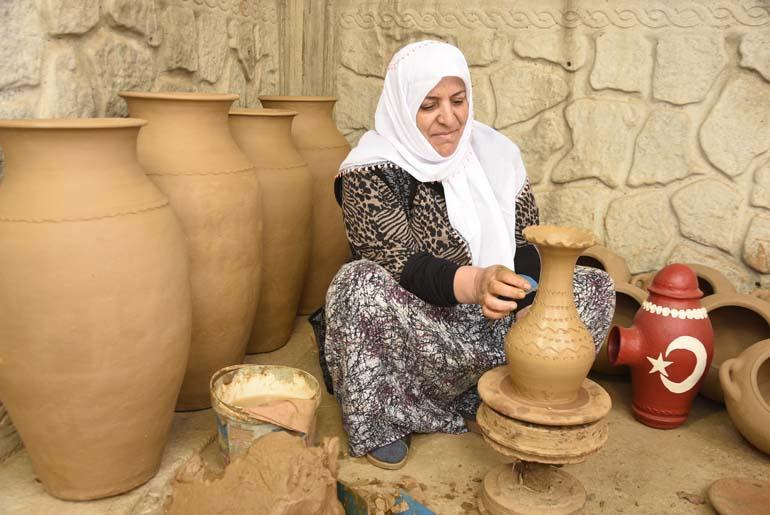 Çamura şekil veren kadınlar! Çömlek, vazo, yayık... Aile ekonomisine katkıda bulunuyorlar