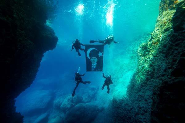 Sualtı dalgıçları Atatürk'ü böyle andı