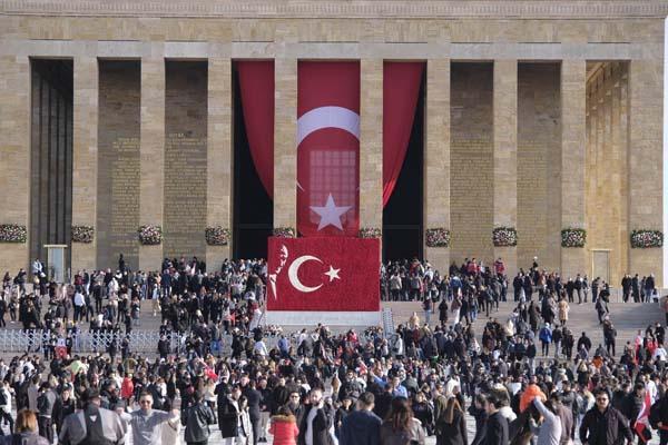 Anıtkabir'e ziyaretçi akını: 7'den 70'e Atatürk'e özlem!