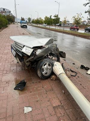 Direğe çarpan otomobil ikiye bölündü: 1 yaralı