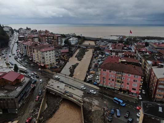 SON HABERLER | Rize'de yoğun yağmur denizin rengini değiştirdi!