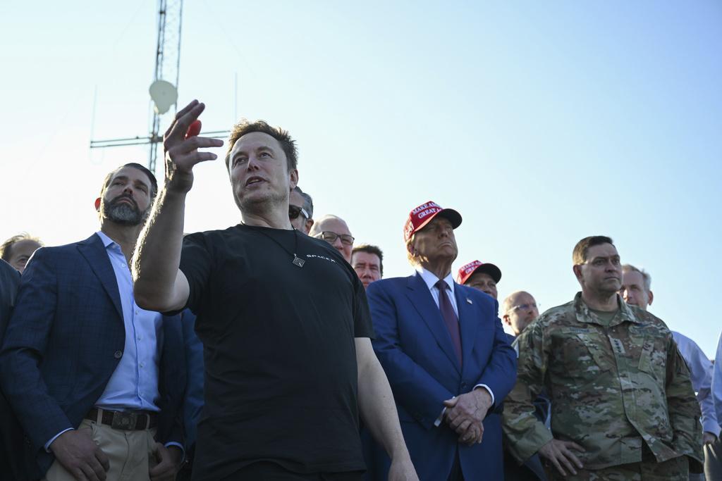 Gözler gökyüzünde değil, ayrılmaz ikilideydi:  Trump, Starship roketinin fırlatılmasını Musk'la izledi...