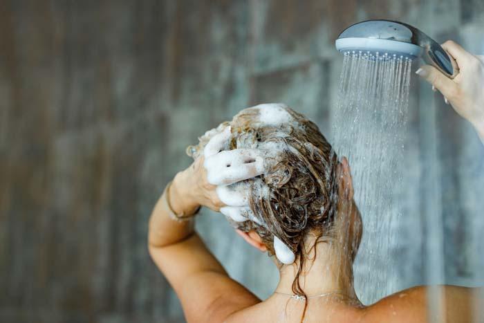 Ciltteki doğal yağları yok ederek cildi kurutuyor! Kışın en sık yapılan hata! Banyo yaparken...