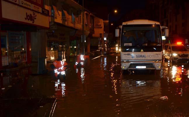 'Turuncu' uyarı verilmişti: Sağanak yağış olumsuz etkiledi... İşyerleri sular altında!