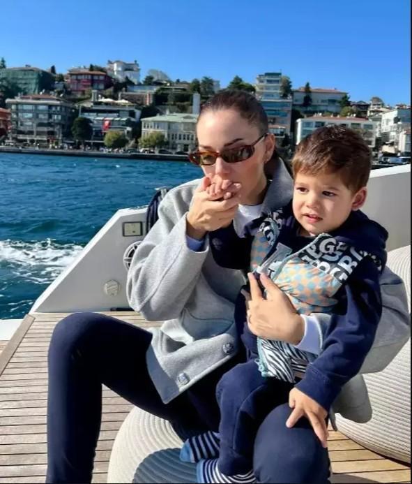 Fahriye Evcen oğulları Karan ve Kerem'i paylaştı! Takipçilerinden beğeni yağdı