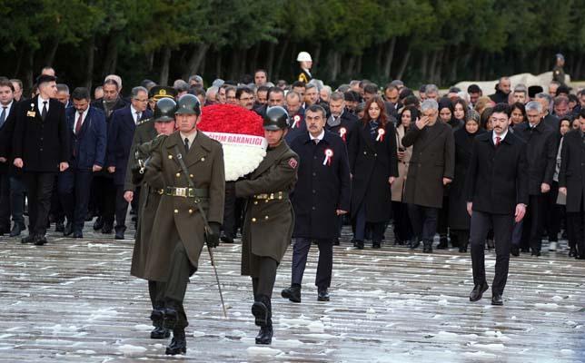 Milli Eğitim Bakanı Tekin, tüm illerden gelen öğretmenlerle Anıtkabir'i ziyaret etti