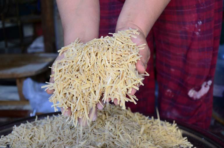 120 tane yumurtadan 30 kilo çıkıyor! Çorba ve pilav olarak tüketiliyor! Aksekili kadınlardan erişte ve buğday çorbasının lezzet sırları