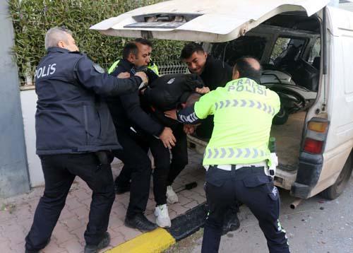 Antalya'da hareketli dakikalar! 'Yarın kıyamet kopacak' deyip minibüs çaldı