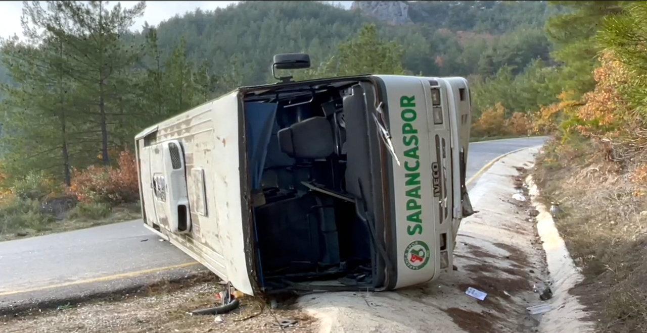 İlkokul öğrencilerini taşıyan midibüs devrildi: 10 yaralı