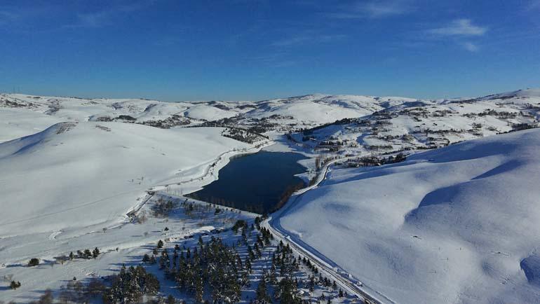 Her yıl yerli ve yabancı turist akınına uğruyor! Perşembe Yaylası'nda kar güzelliği