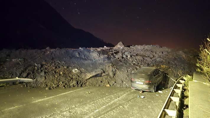 Son Dakika! Artvin'de heyelan; Karadeniz Sahil Yolu ulaşıma kapandı