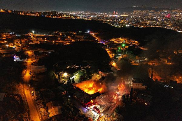 Son dakika haberi: İzmir'de tekstil fabrikasında korkutan yangın! Ekipler müdahale ediyor