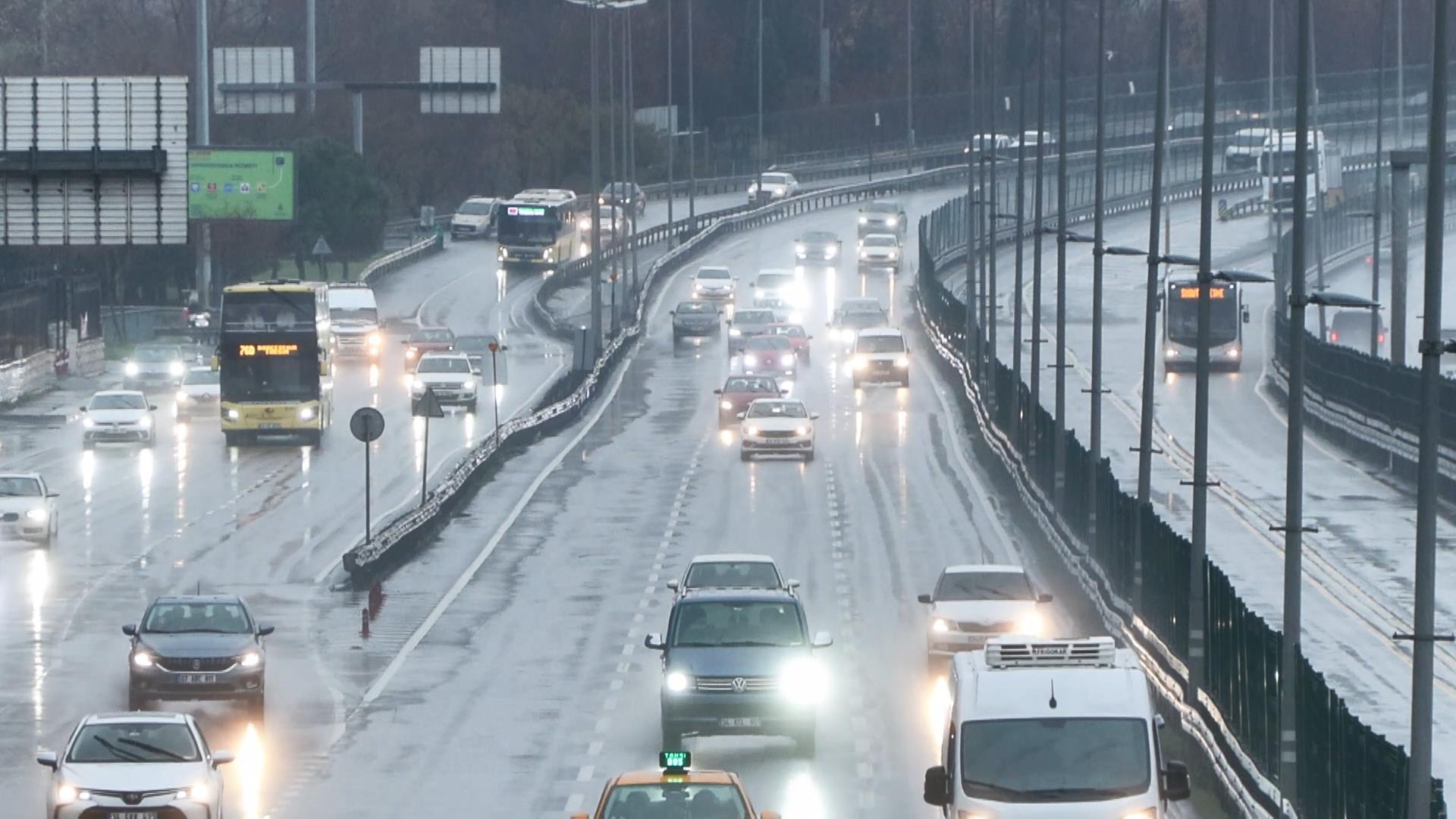 İstanbul'da sağanak yağış etkili oluyor