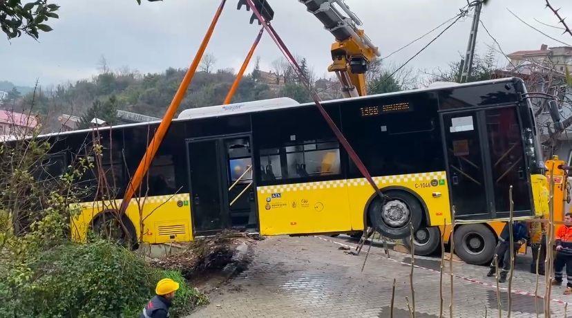 Beykoz'da yokuş aşağı kayan İETT otobüsü evin bahçesine düştü