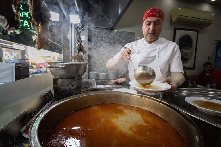 LEZZETİYLE SINIRLARI AŞTI! Sadece Güney Doğu'da değil İzmir'in o ilçesi de güne kebapla başlıyor! iŞTE KUYU KEBABI VE ÇORBASININ LEZZET SIRRI