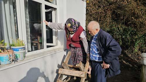 Evlerine kapıdan değil pencereden giriyorlar! İşte nedeni...