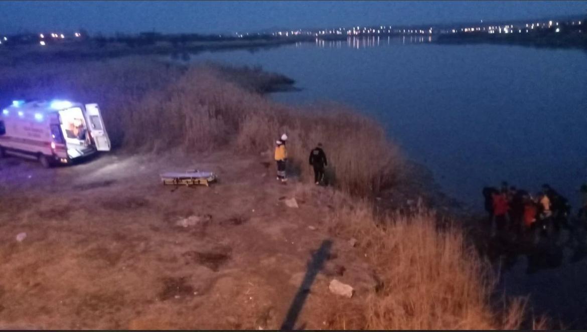 Kızılırmak Nehri'ne düşen kadını gençler kurtardı