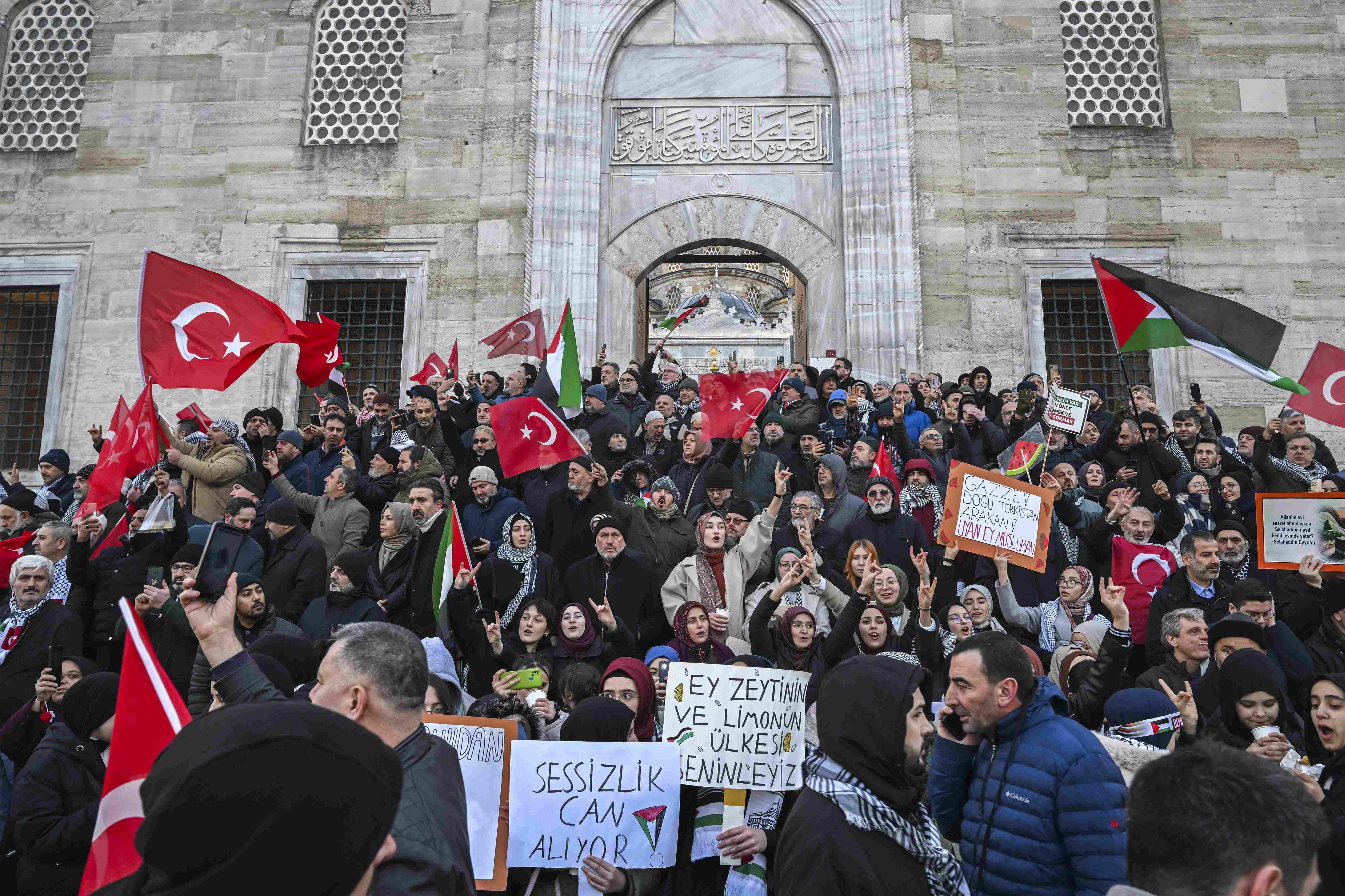 Soykırıma karşı Galata'dan dünyaya mesaj! Tarihi yürüyüşten kareler