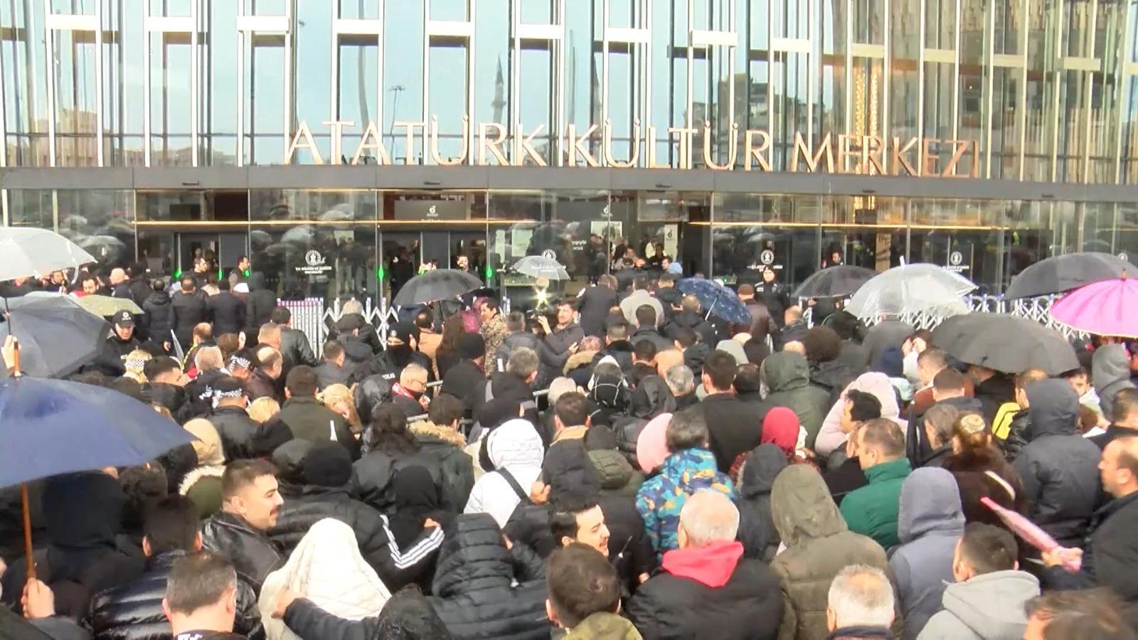 FERDİ TAYFUR HAYRANLARI AKM ÖNÜNDE! Bana babamdan miras kaldı Ferdi Tayfur