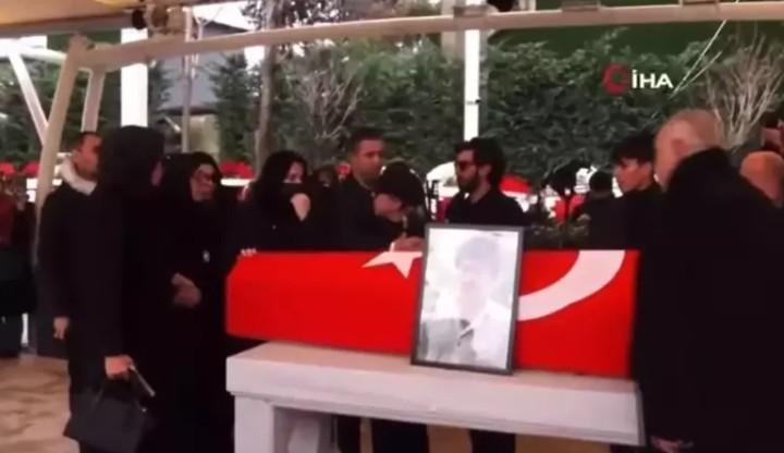 Ferdi Tayfur'un tabutu başında kavga... Tuğçe Tayfur ile Şirin Gözalıcı birbirine girdi: O buraya gelmeyecek!