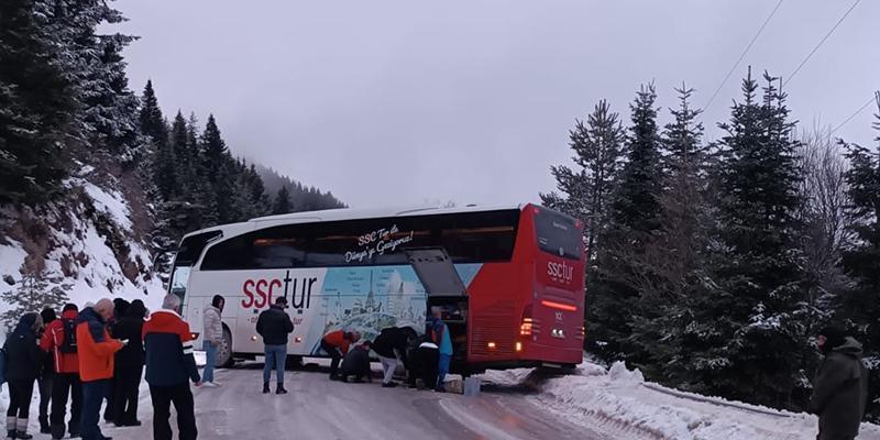 Felaketten kıl payı dönüldü! Kontrolden çıkan otobüs yolu kapattı