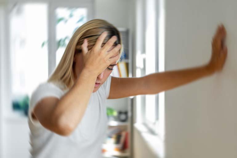 Alzheimer Böyle Geliyorum Diyor! 6 Yıl Önceden Haber Veren Belirti... Yürürken Bunu Yaşıyorsanız...