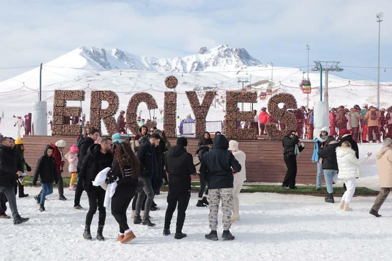 Erciyes Kayak Merkezi'nde hafta sonu yoğunluğu