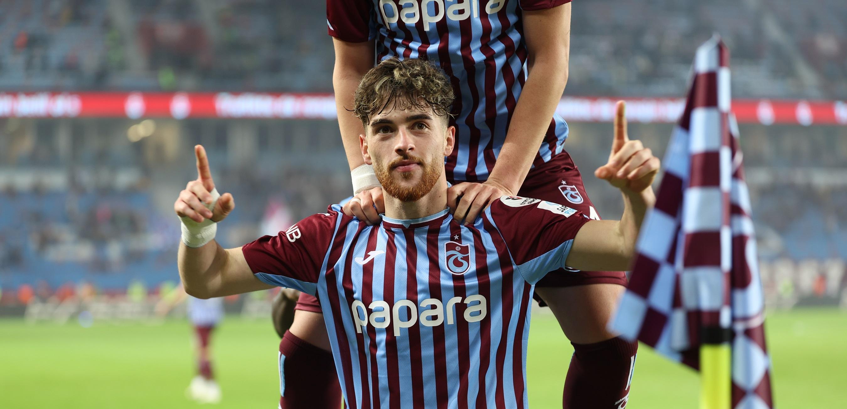 Antalyaspor'u farklı mağlup eden Trabzonspor, ikinci yarıya umutla başladı!